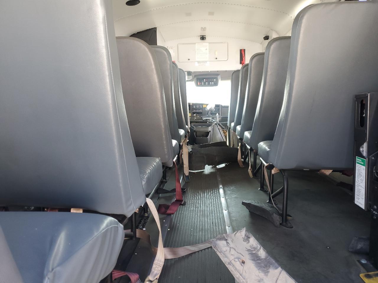 2010 Chevrolet Express Cutaway G4500 - Фото 6