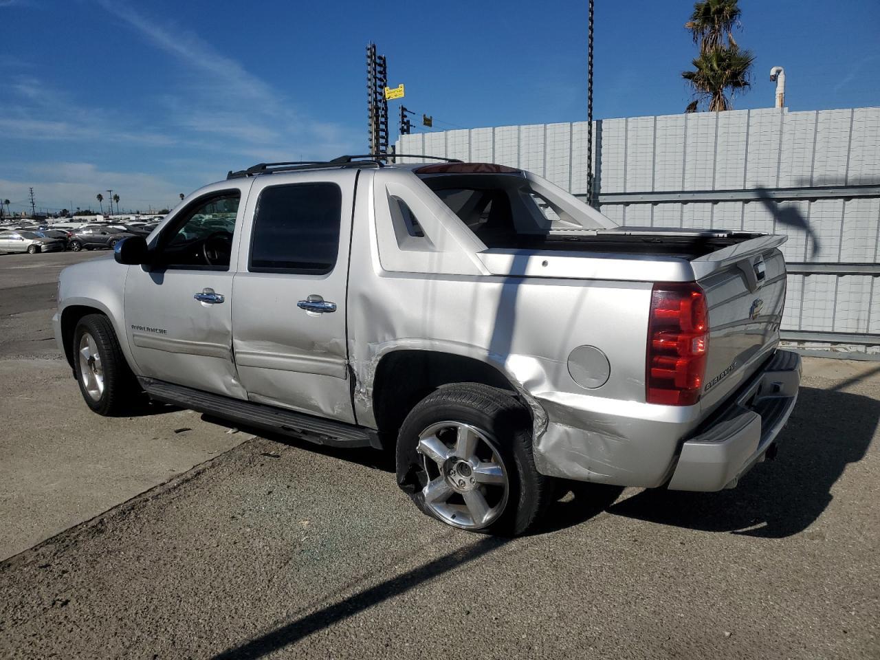 2011 Chevrolet Avalanche Ls - Фото 2