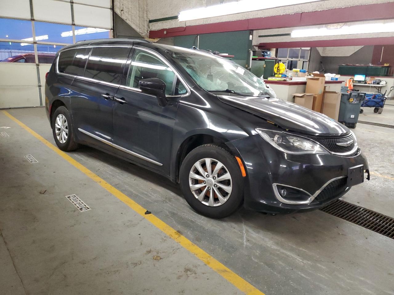 2017 Chrysler Pacifica Touring L - Фото 4
