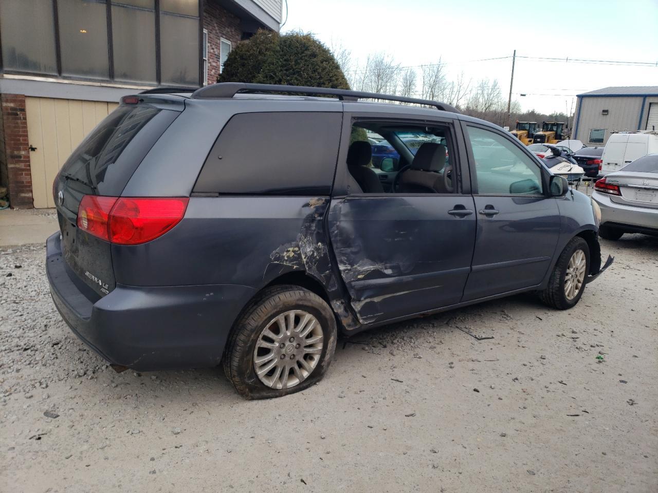 2010 Toyota Sienna Le - Фото 3