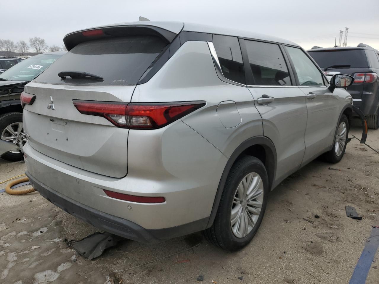 2022 Mitsubishi Outlander Es - Image 3