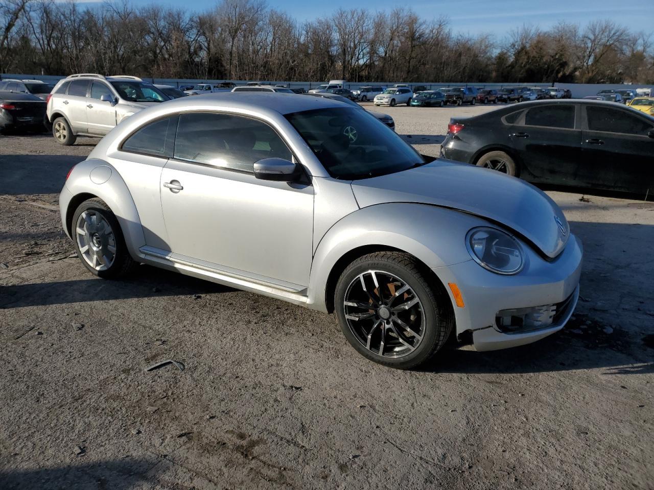 2012 Volkswagen Beetle - Фото 4