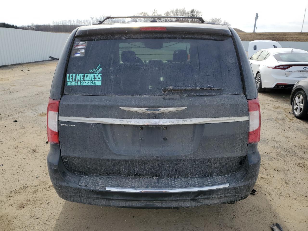 2011 Chrysler Town & Country Touring L - Image 6