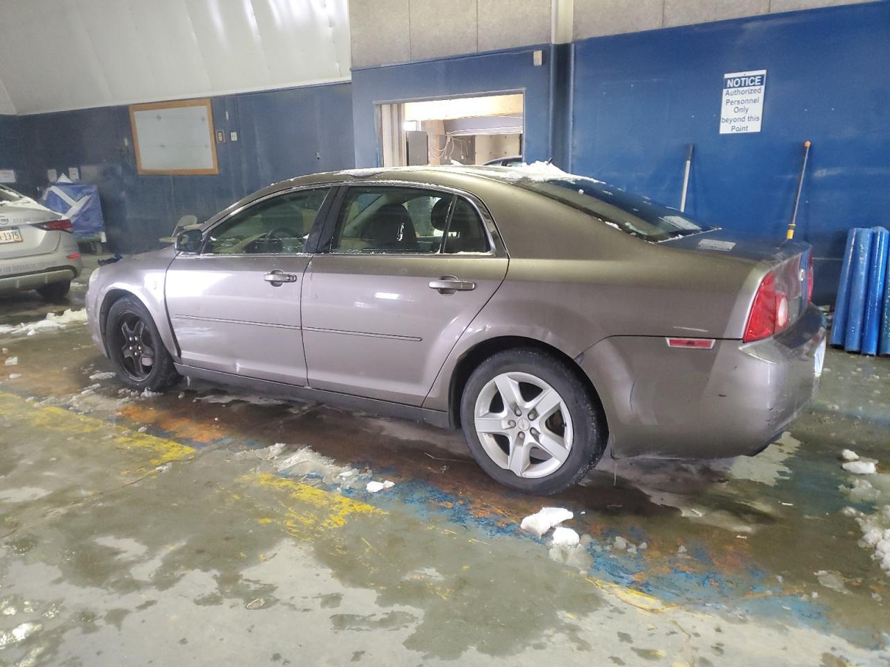 2010 Chev Malibu Ls - Фото 2