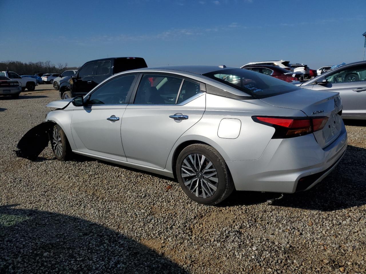 2024 Nissan Altima Sv - Image 2