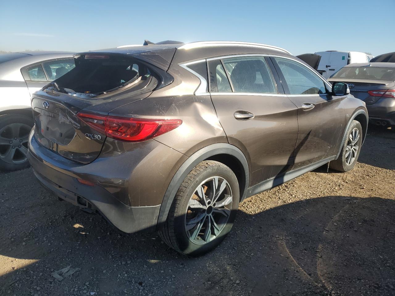 2017 Infiniti Qx30 Base - Image 3
