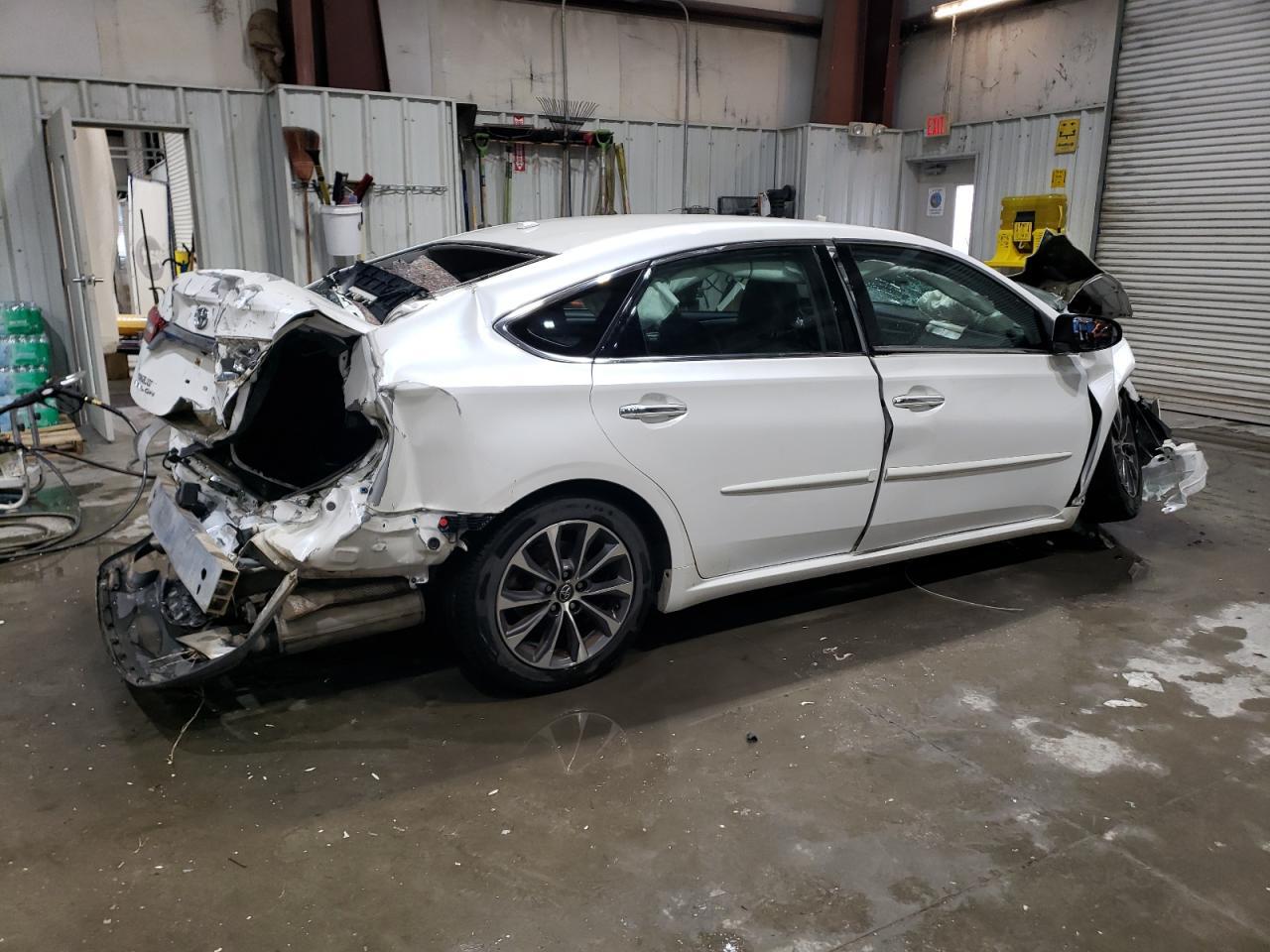 2016 Toyota Avalon Xle - Image 3