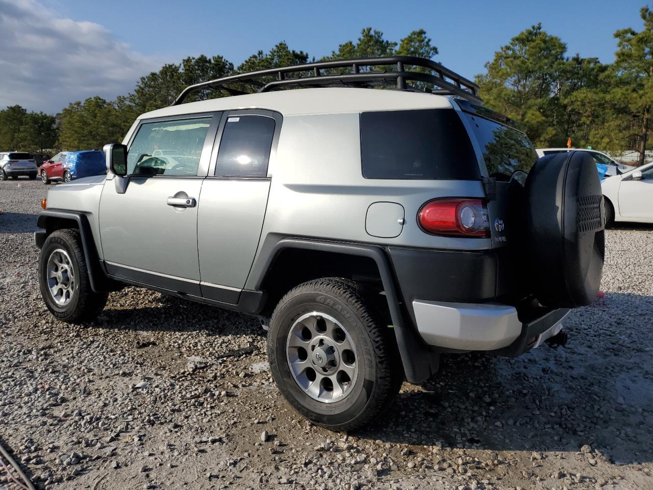 2012 Toyota Fj Cruiser - Image 2
