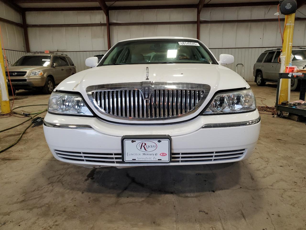 2003 Lincoln Town Car Signature - Фото 5