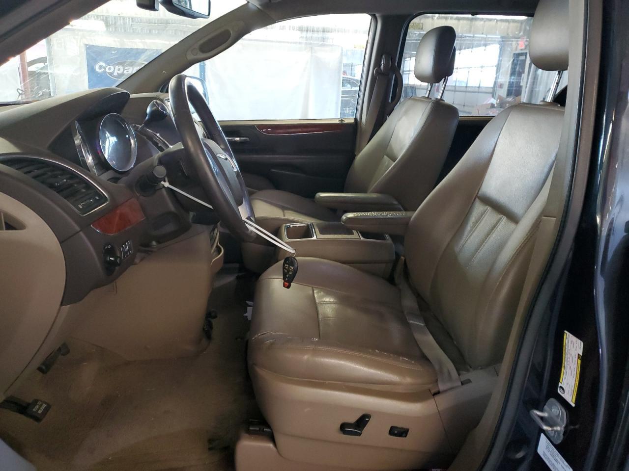 2014 Chrysler Town & Country Touring L - Image 7