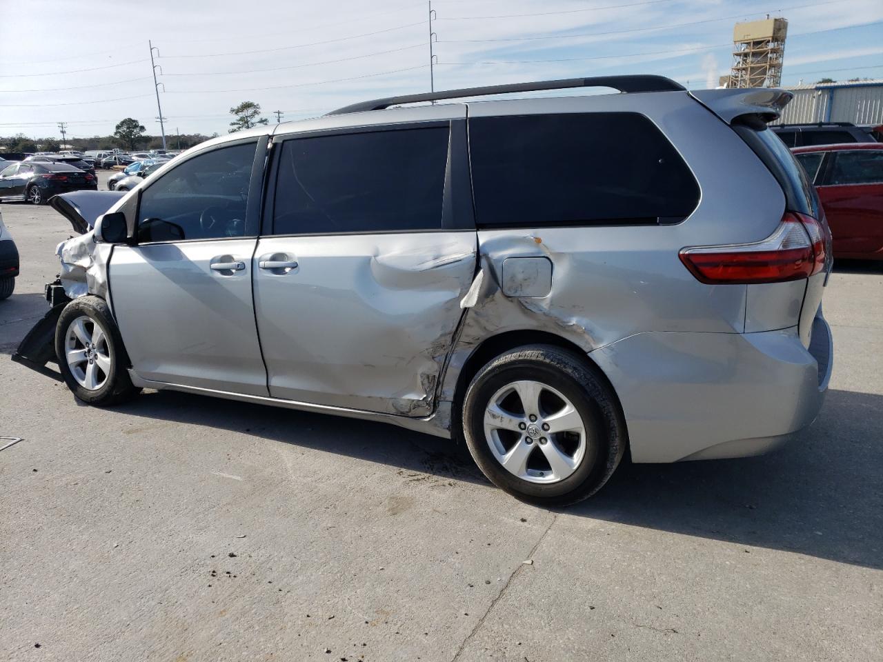 2015 Toyota Sienna Le - Image 2