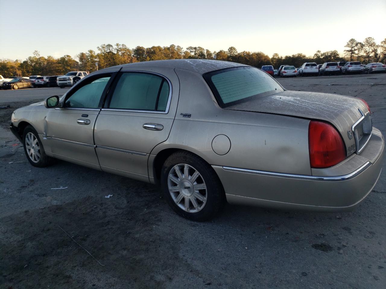 2010 Lincoln Town Car Signature Limited - Фото 2
