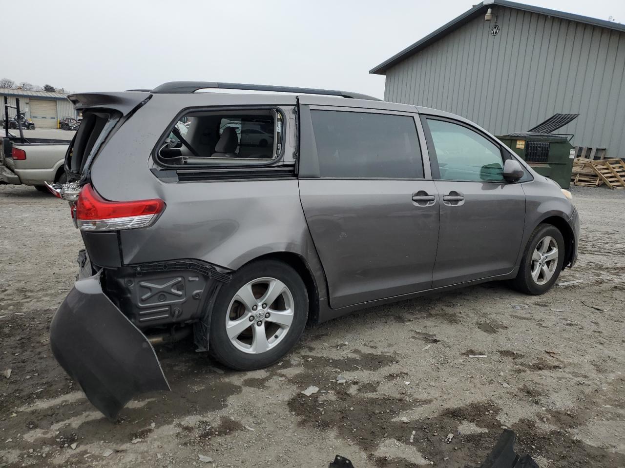 2011 Toyota Sienna Le - Фото 3