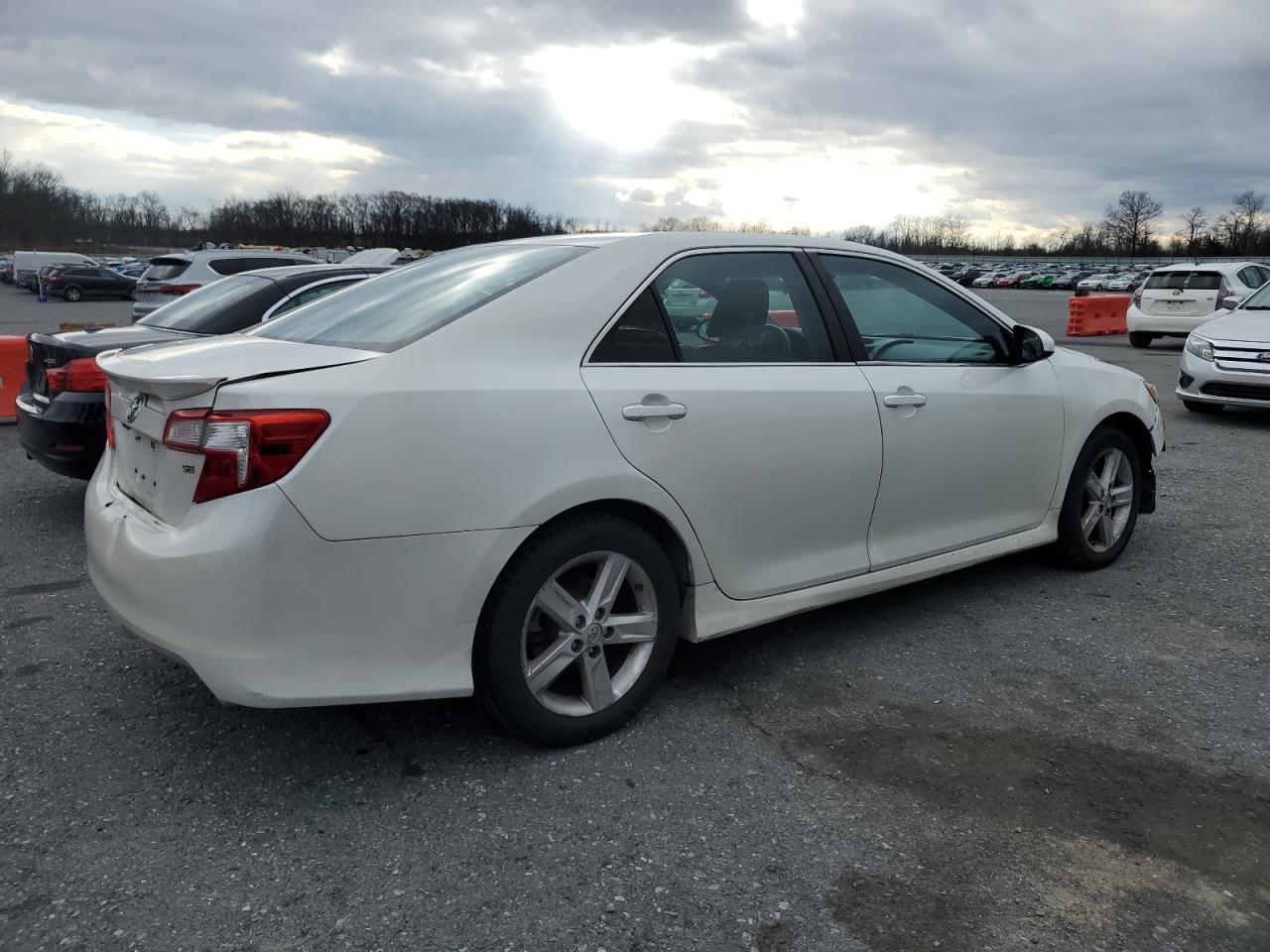 2014 Toyota Camry L - Фото 3