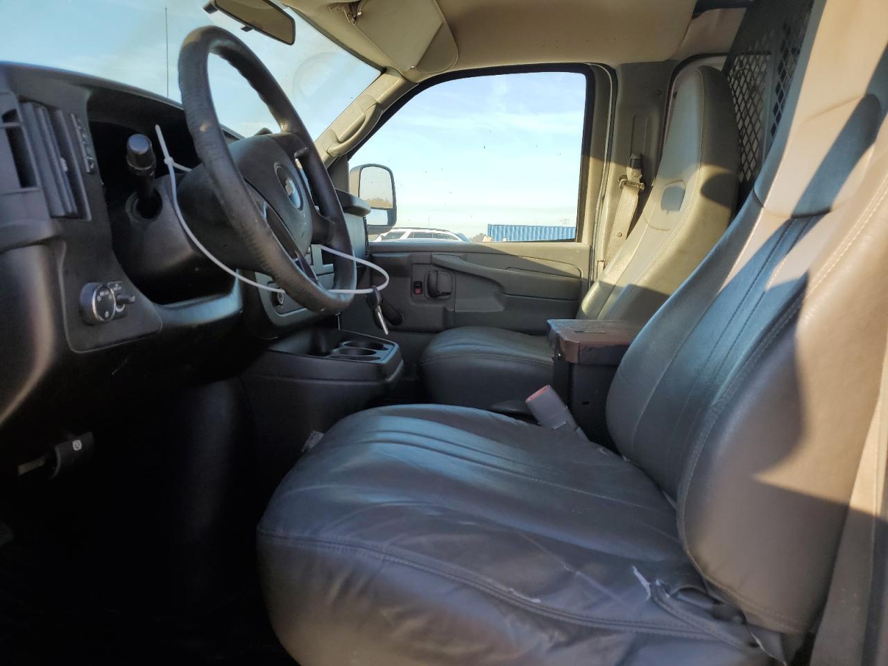 2010 Chevrolet Express G2500 - Image 7