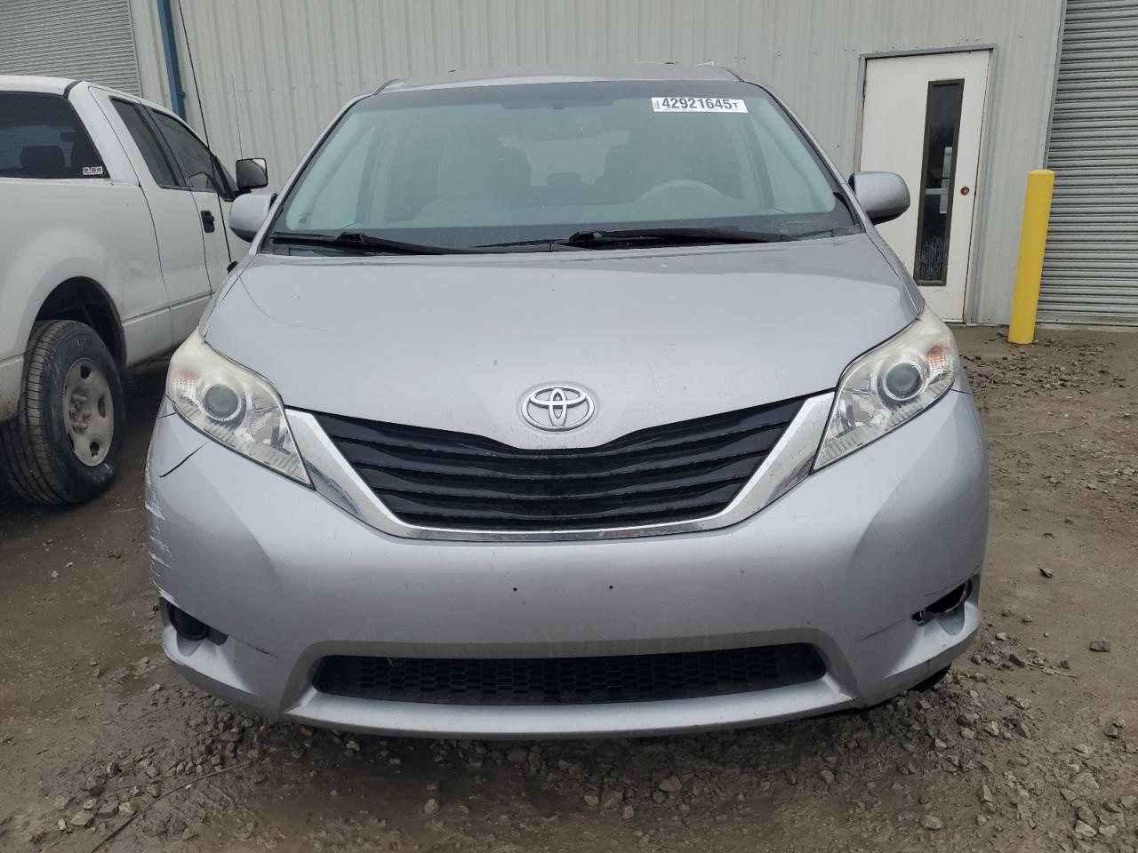 2011 Toyota Sienna Le - Image 5