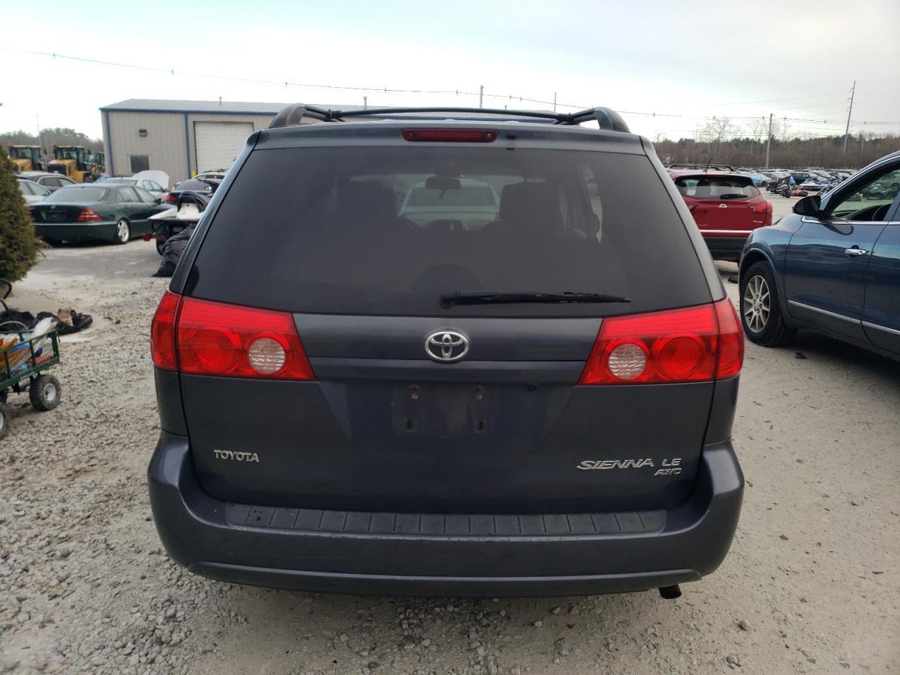 2010 Toyota Sienna Le - Фото 6