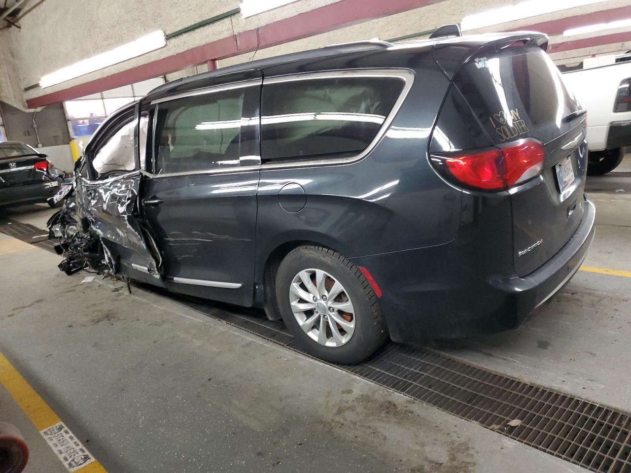 2017 Chrysler Pacifica Touring L - Фото 2