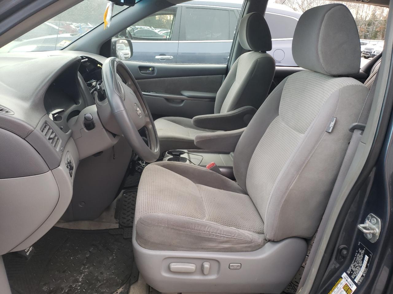 2010 Toyota Sienna Le - Фото 7