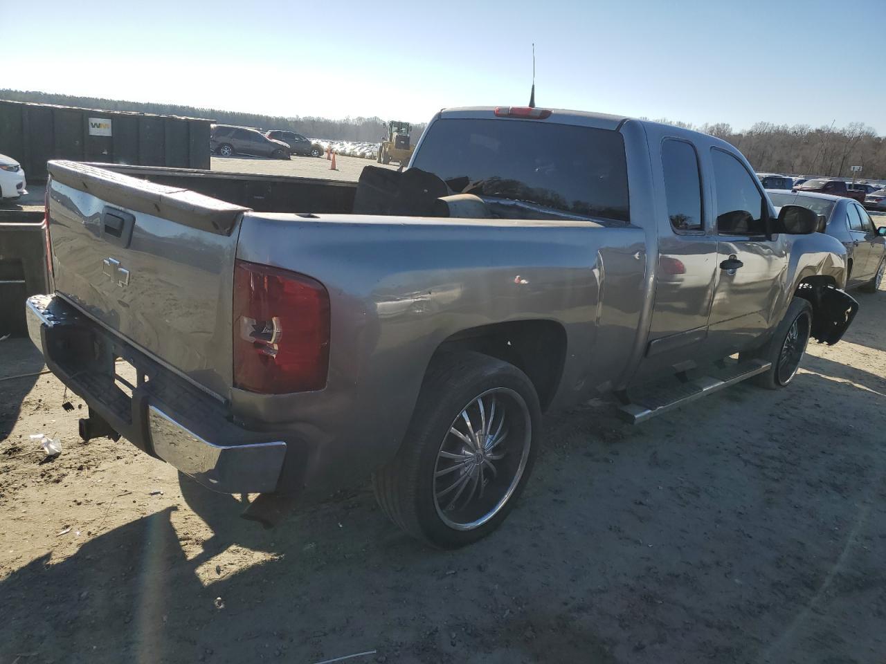 2007 Chevrolet Silverado C1500 - Image 3
