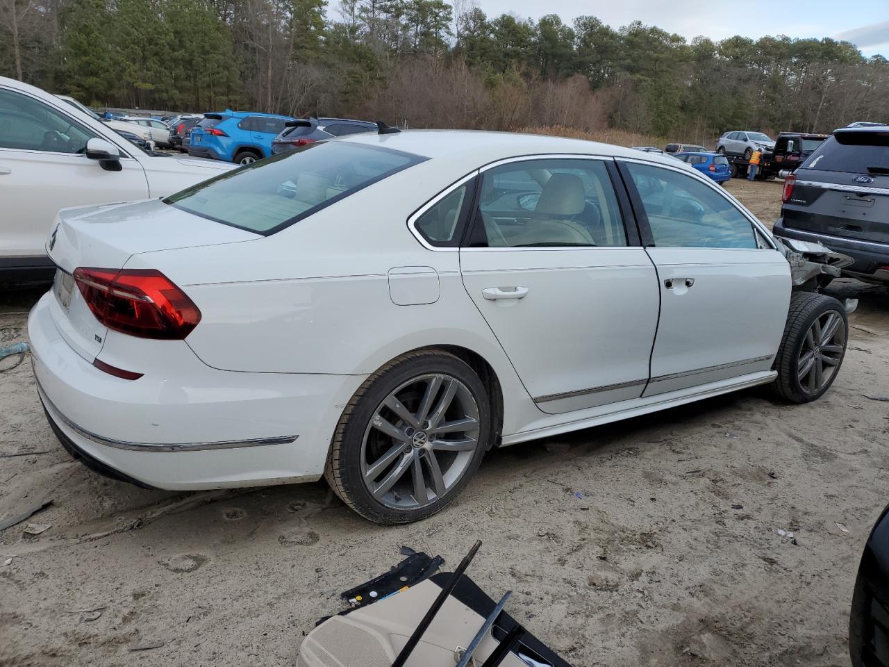 2017 Volkswagen Passat R-Line - Фото 3