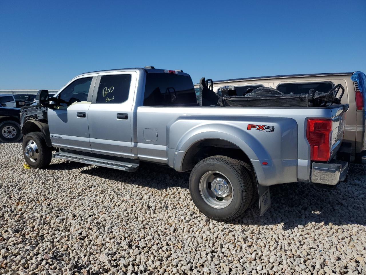 2022 Ford F350 Super Duty - Фото 2