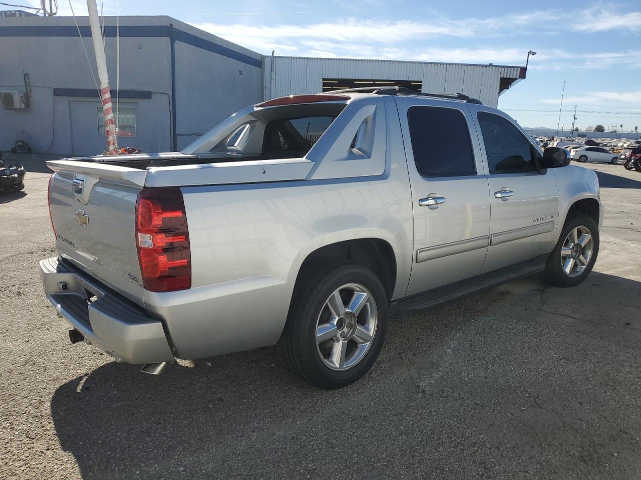 2011 Chevrolet Avalanche Ls - Фото 3