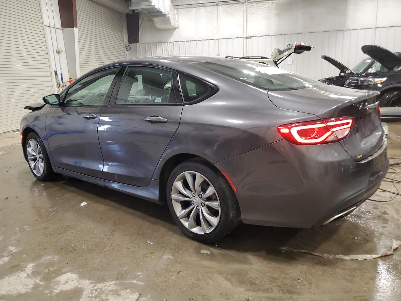 2015 Chrysler 200 S - Фото 2