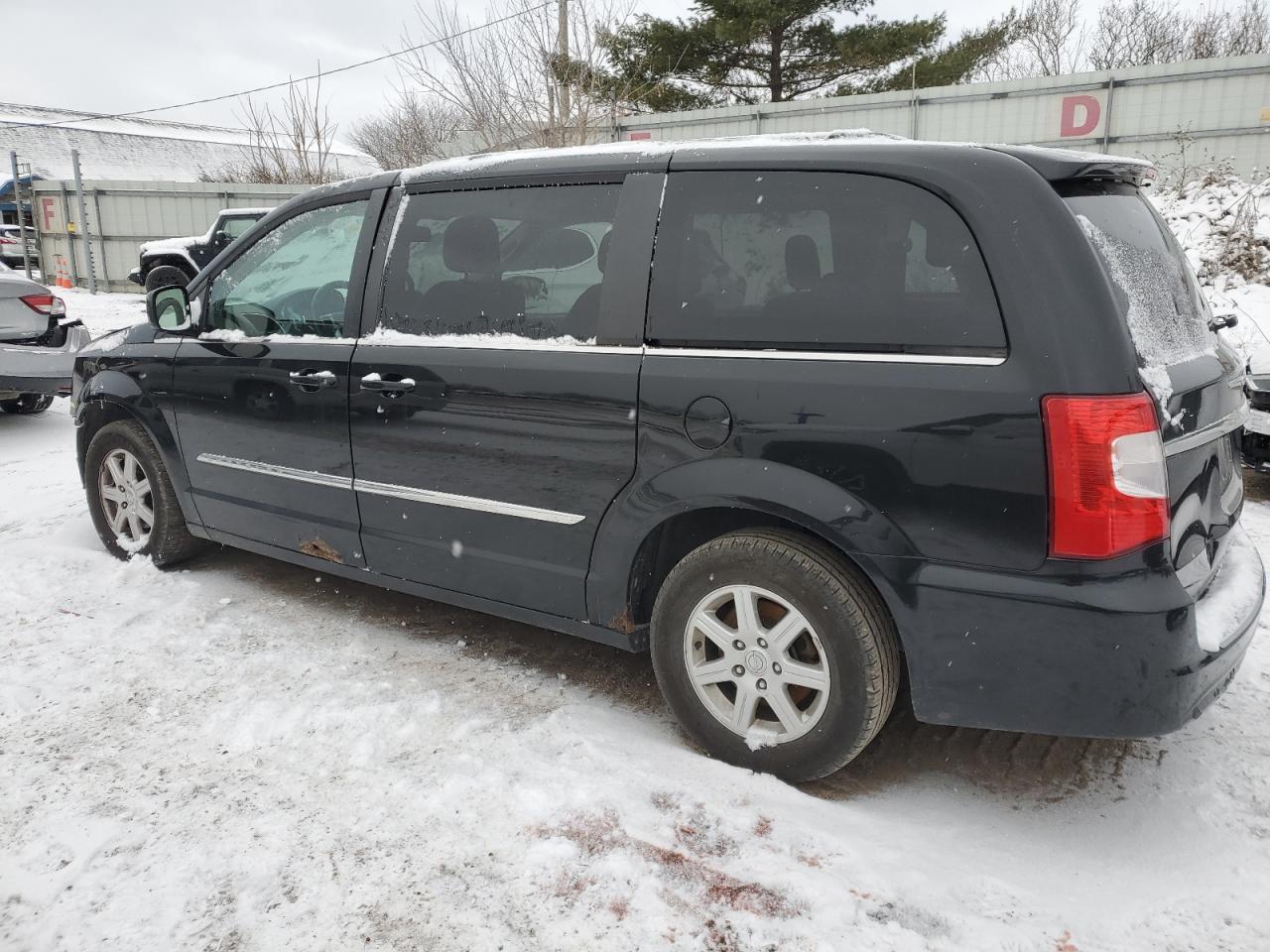 2012 Chrysler Town & Country Touring - Фото 2