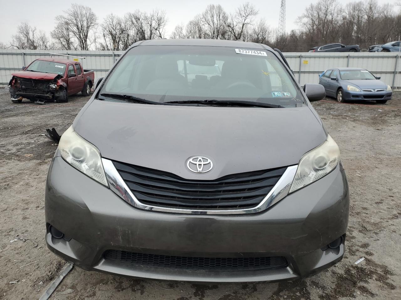 2011 Toyota Sienna Le - Фото 5