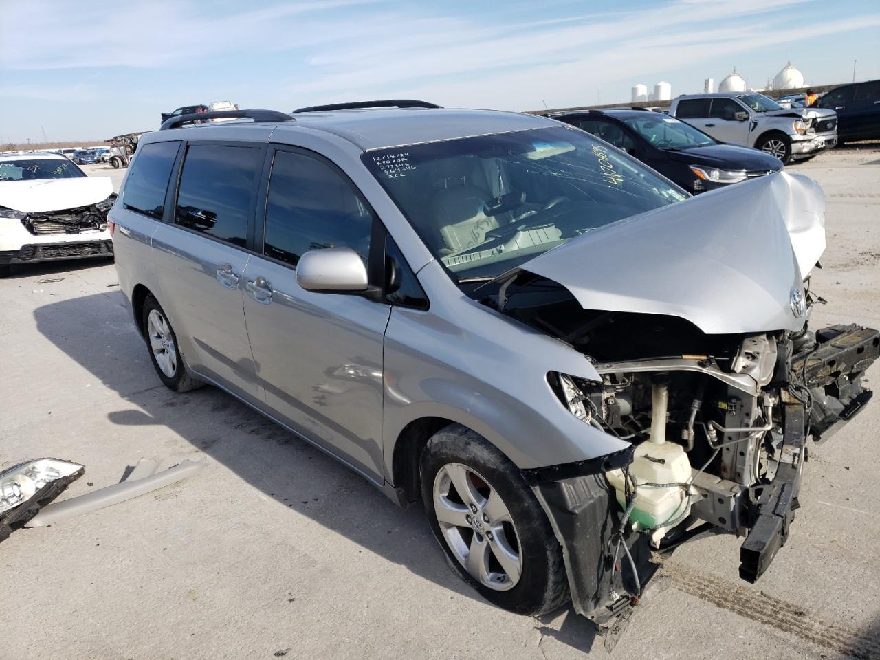 2015 Toyota Sienna Le - Image 4