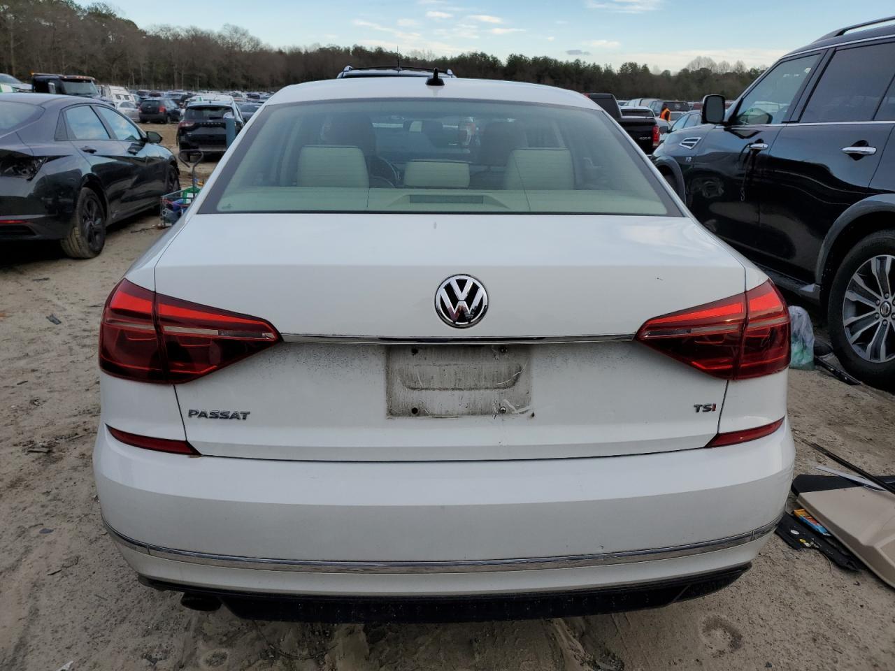 2017 Volkswagen Passat R-Line - Фото 6