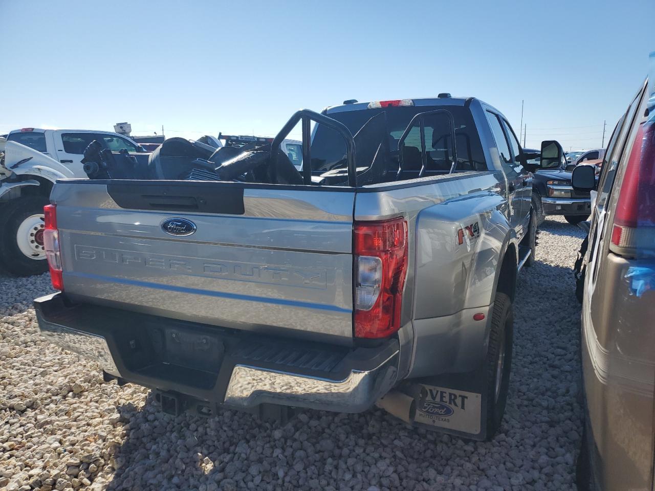 2022 Ford F350 Super Duty - Фото 3