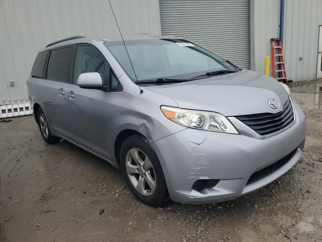2011 Toyota Sienna Le - Image 4