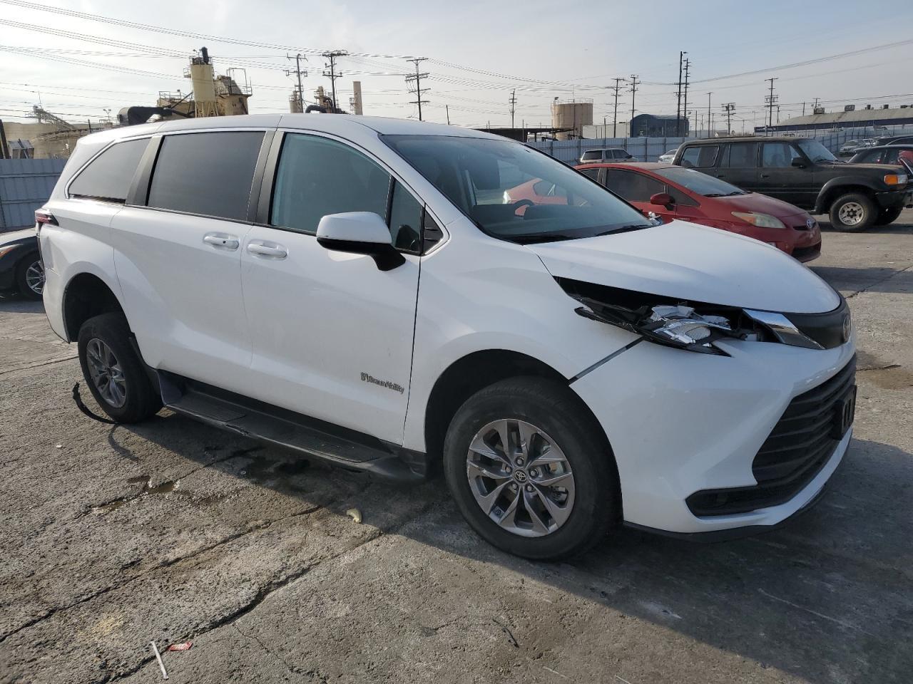 2024 Toyota Sienna Le - Фото 4