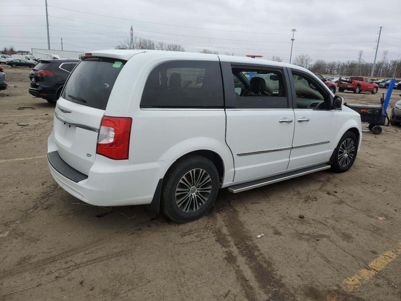 2014 Chrysler Town & Country S - Image 3