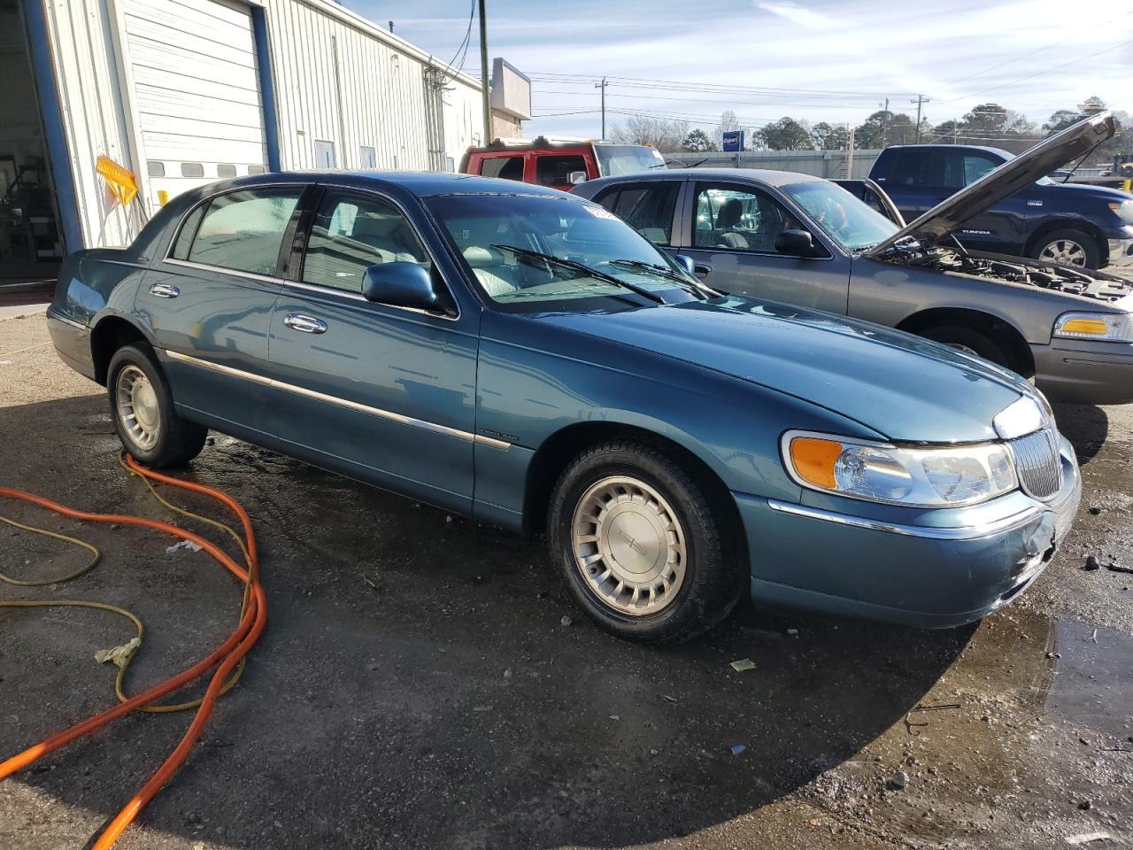 2001 Lincoln Town Car Executive - Фото 7