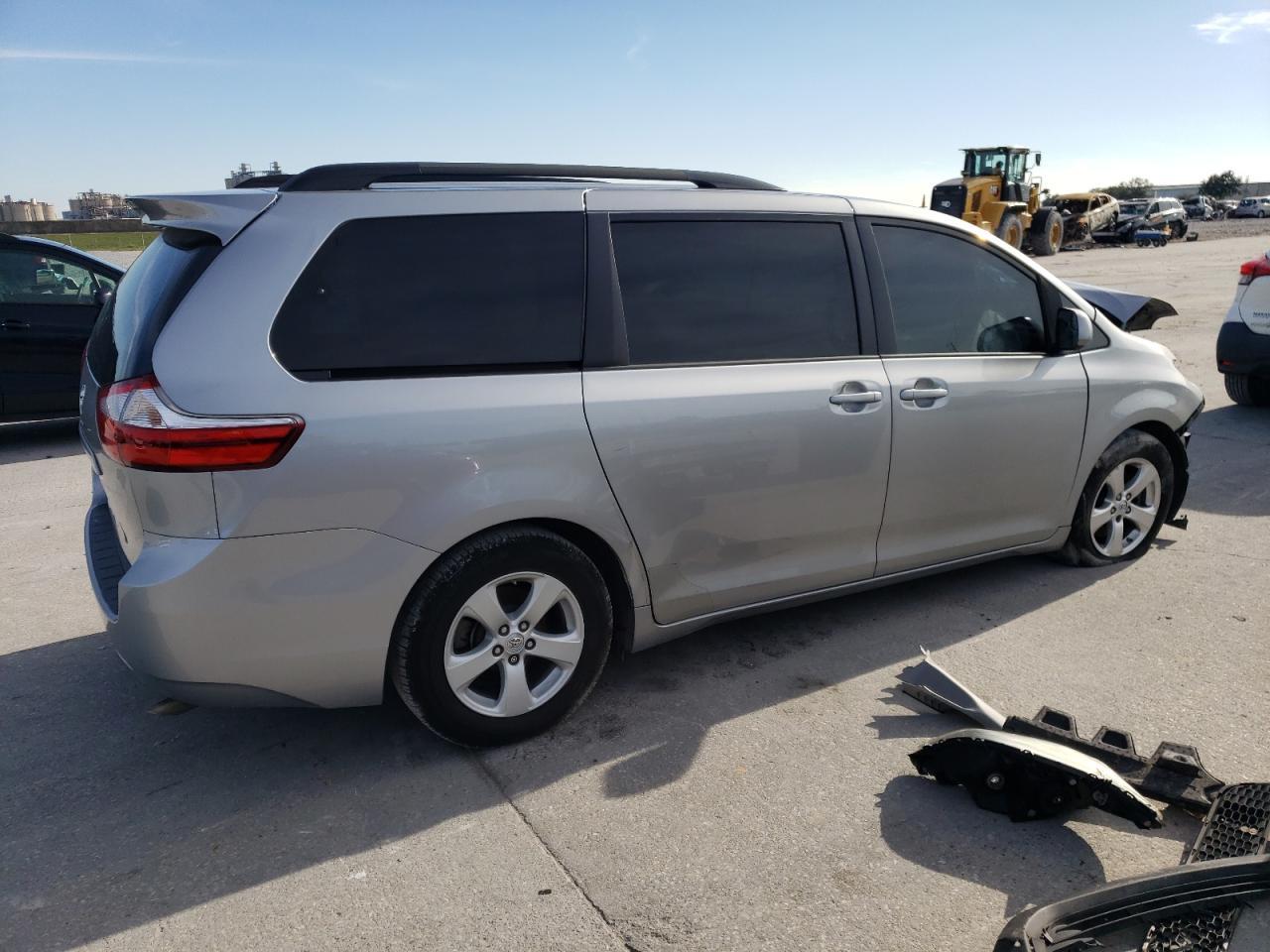 2015 Toyota Sienna Le - Image 3