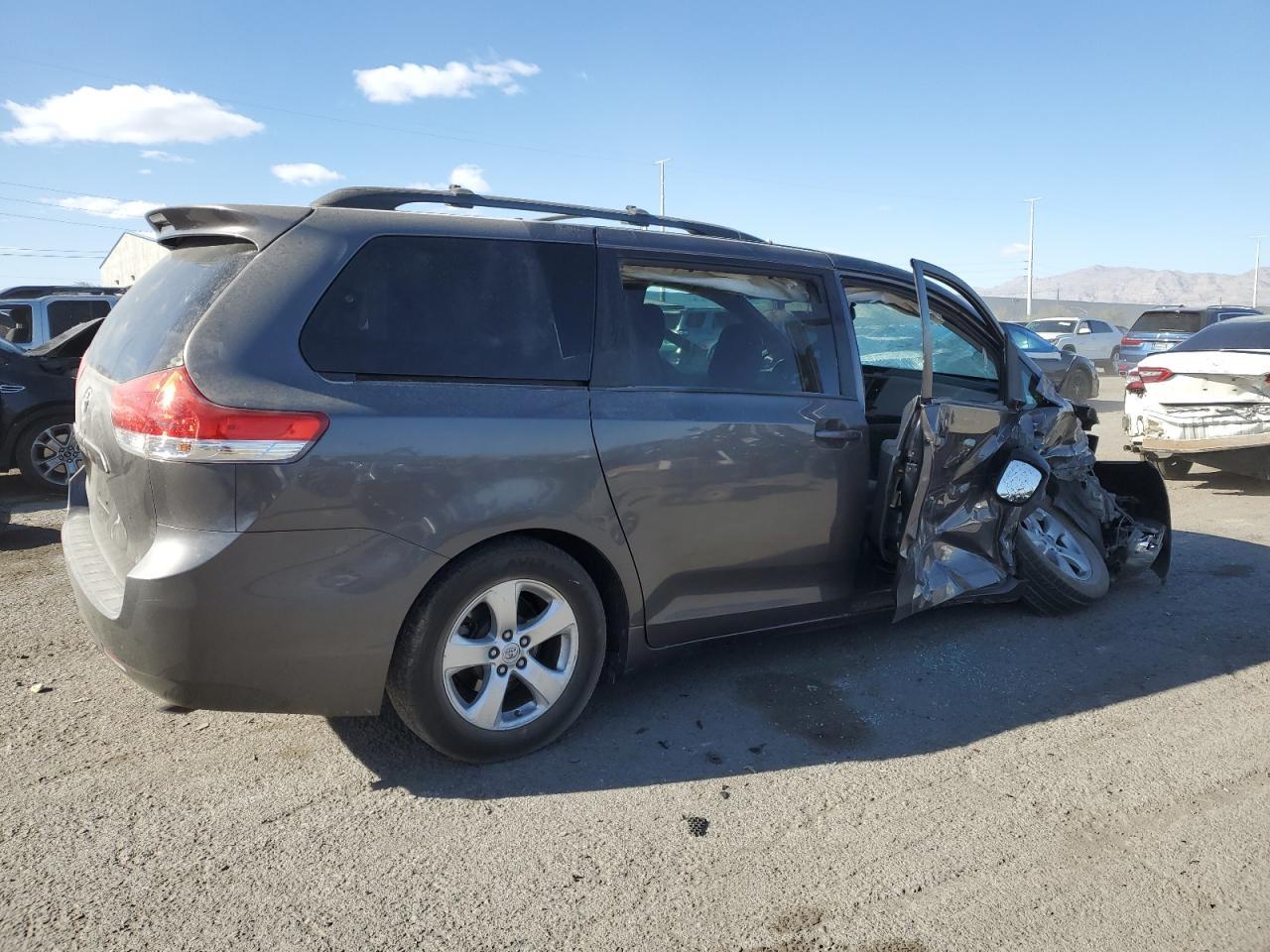 2013 Toyota Sienna Le - Image 5