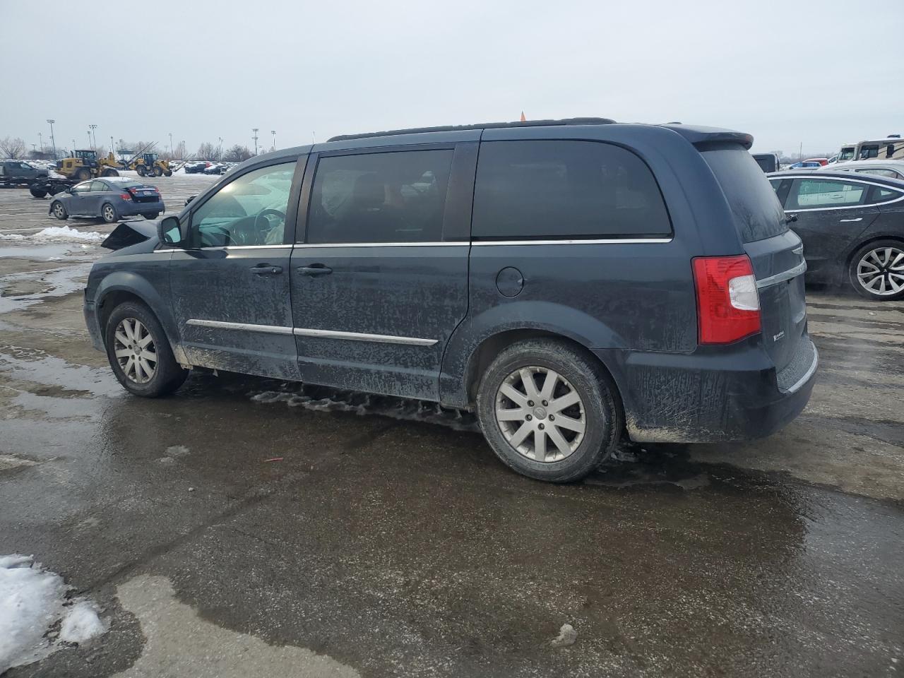2014 Chrysler Town & Country Touring - Фото 2