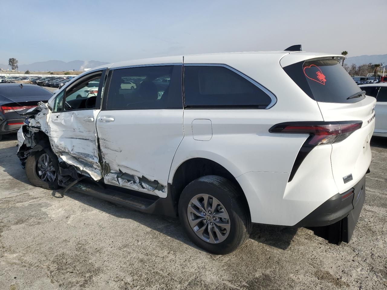 2024 Toyota Sienna Le - Фото 2