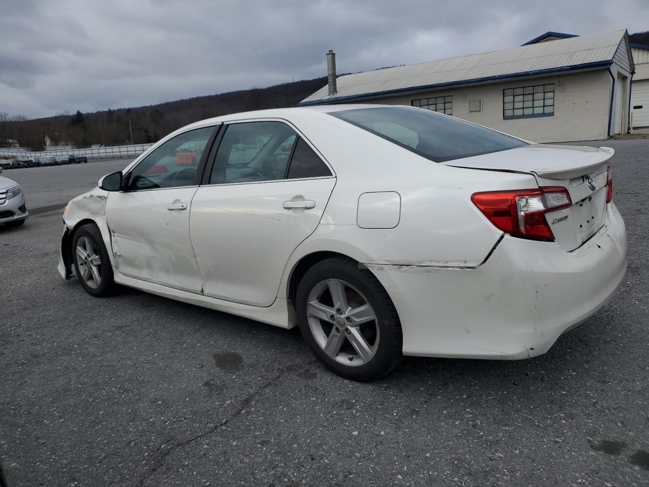 2014 Toyota Camry L - Фото 2