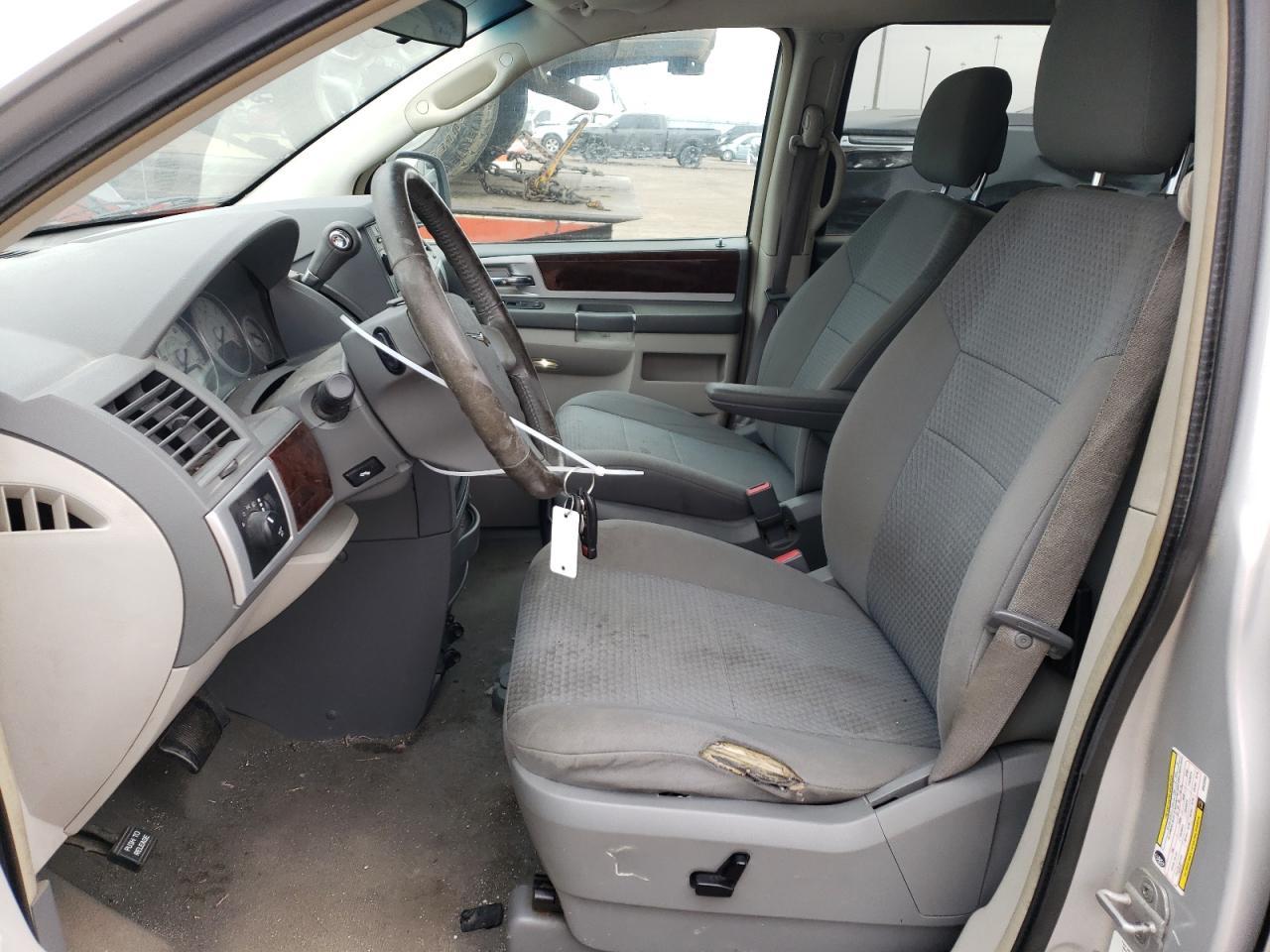 2010 Chrysler Town & Country Touring - Image 7