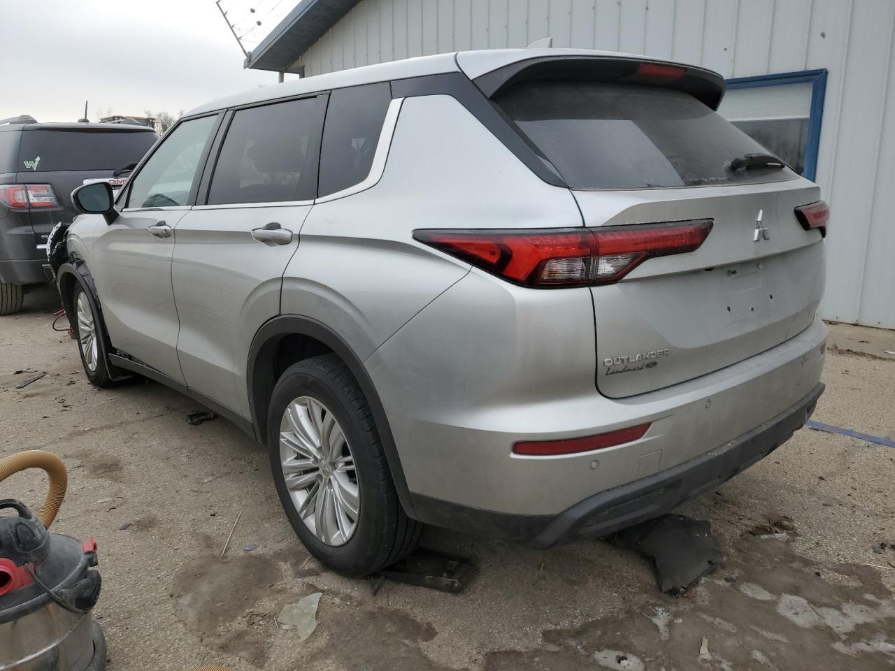 2022 Mitsubishi Outlander Es - Image 2