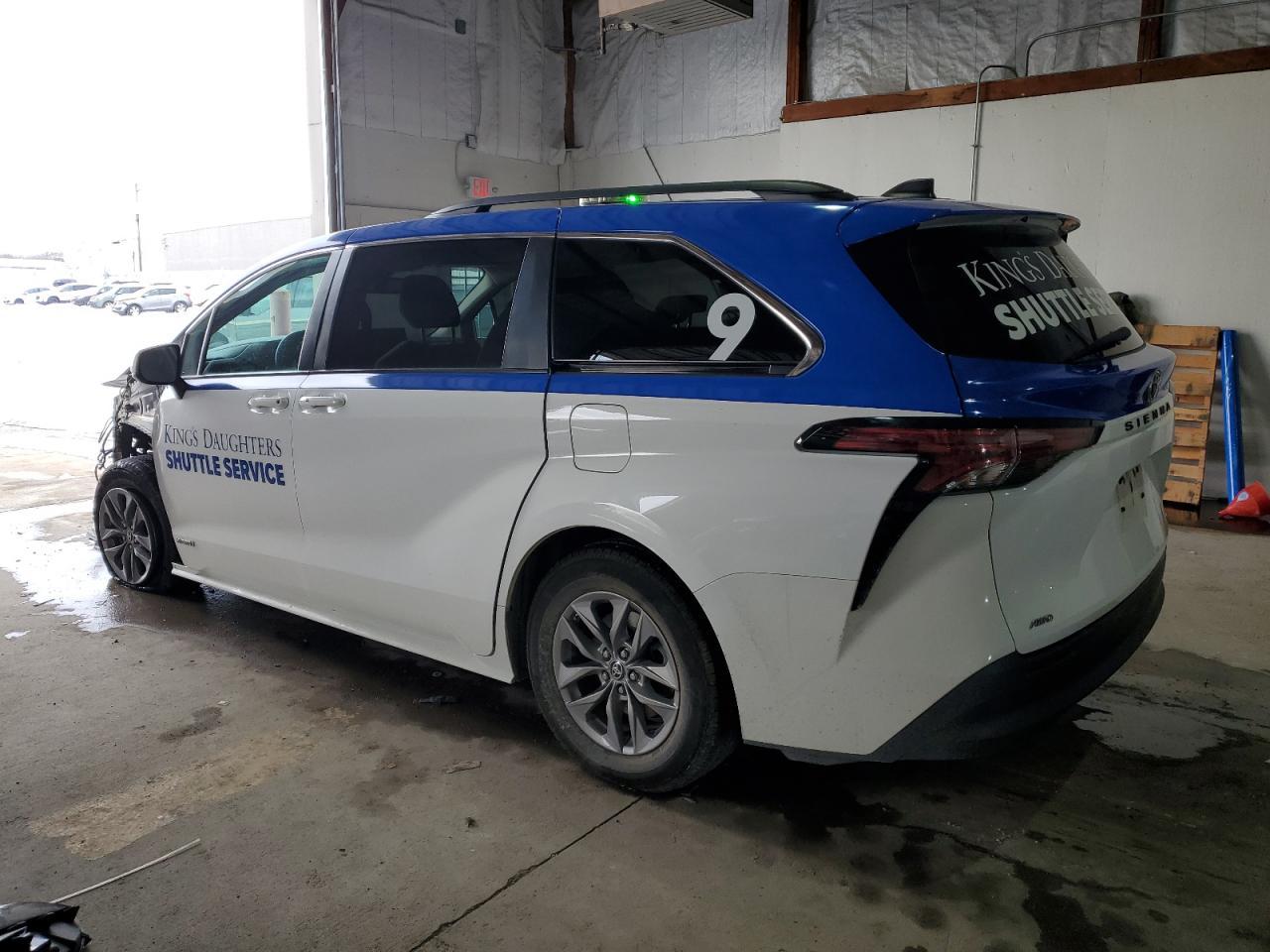 2021 Toyota Sienna Le - Image 2