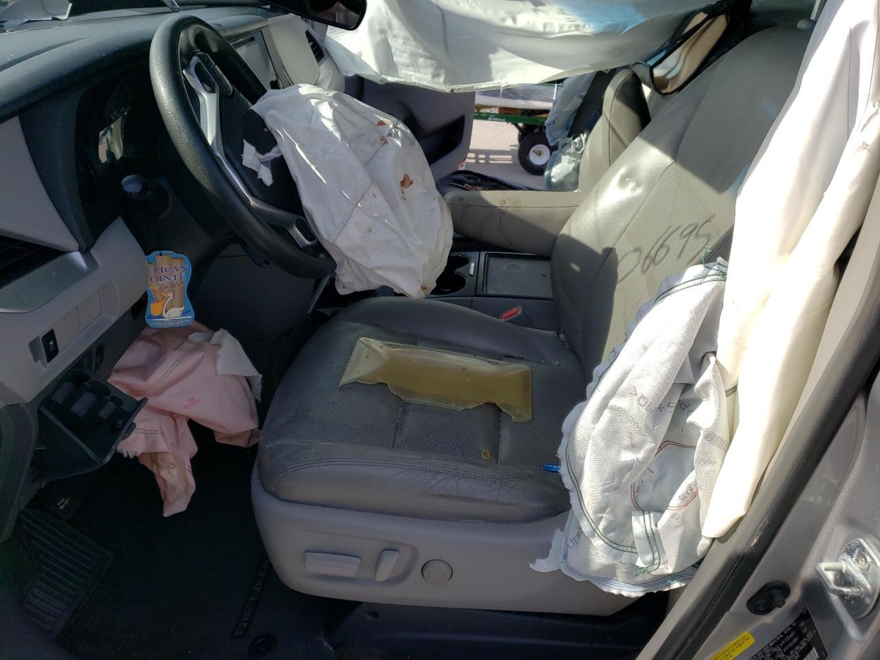 2015 Toyota Sienna Le - Image 7