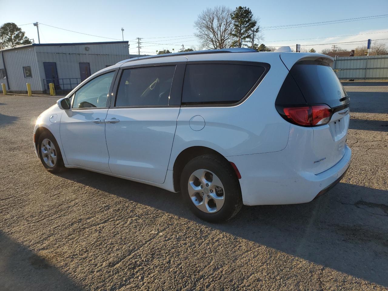 2018 Chrysler Pacifica Hybrid Touring L - Фото 2