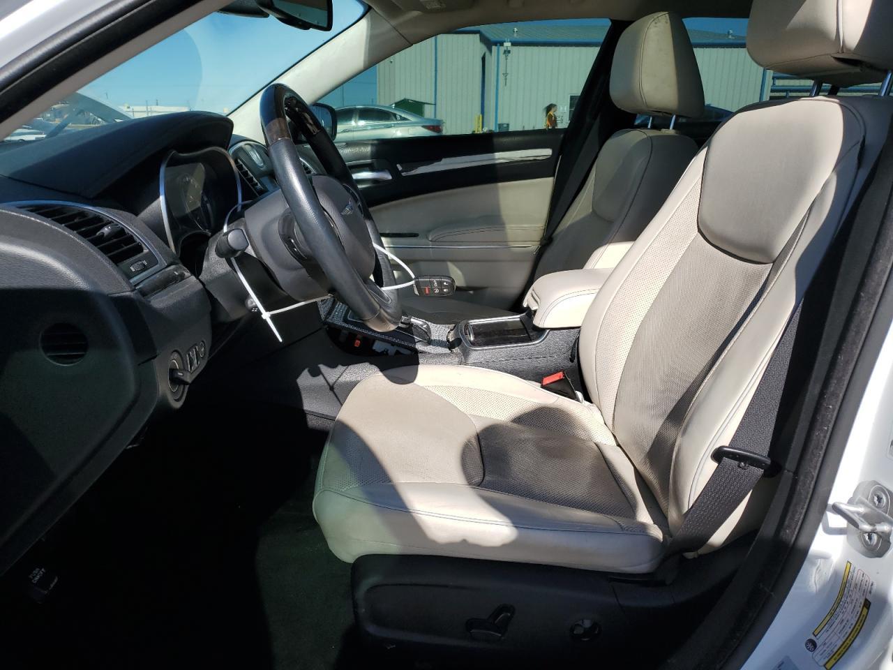 2016 Chrysler 300C - Image 7