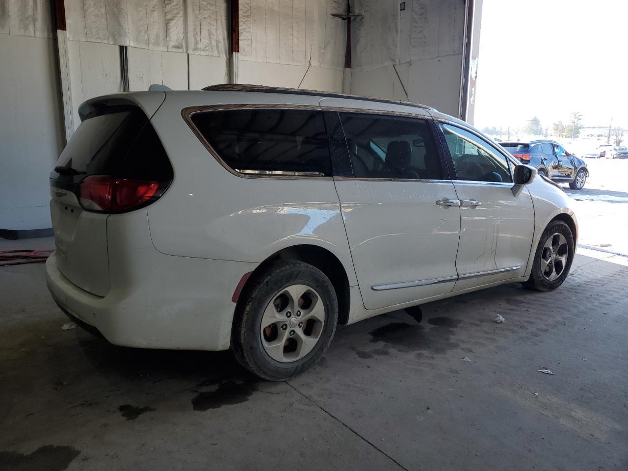 2017 Chrysler Pacifica Touring L Plus - Фото 3