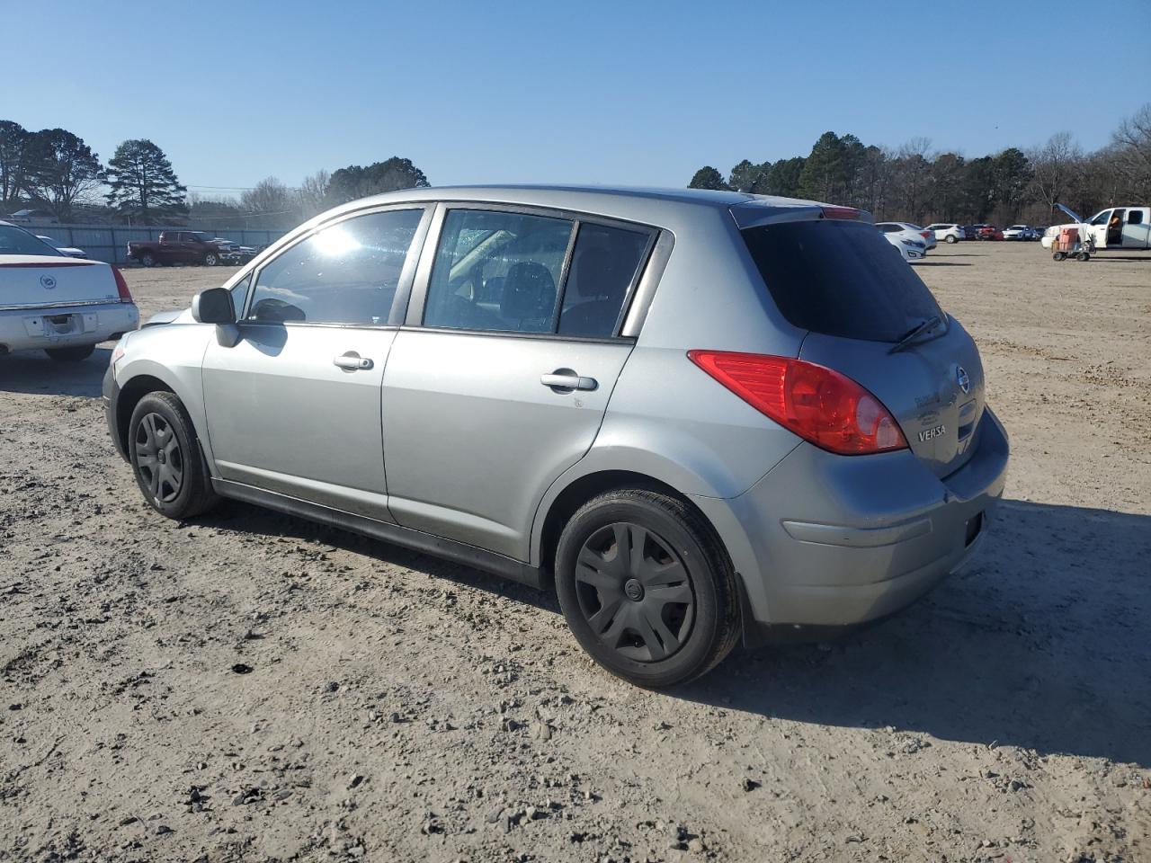 2011 Nissan Versa S - Фото 2